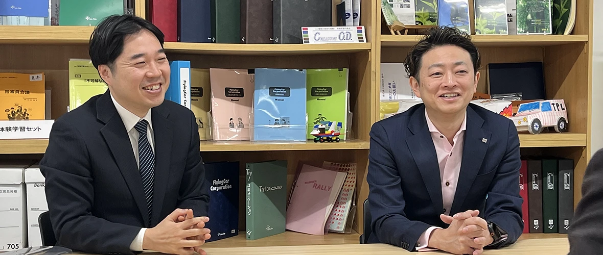 リコージャパン株式会社人財開発部部長 武田 佳祐様と弊社ファシリテーター下舞知弘